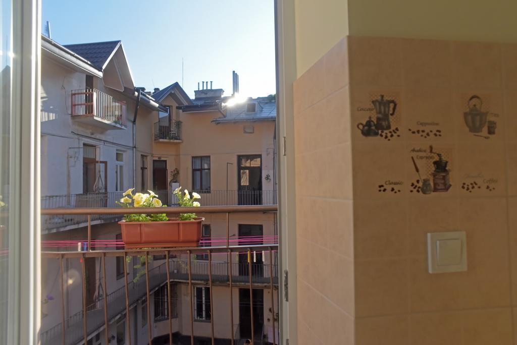 Apartment On Voloshyna Lviv Exteriör bild