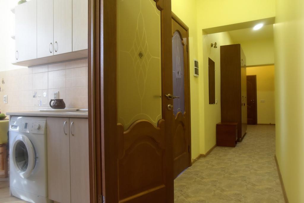 Apartment On Voloshyna Lviv Exteriör bild